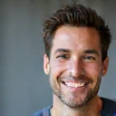 Ritratto di Andrea Bruno, uomo sorridente